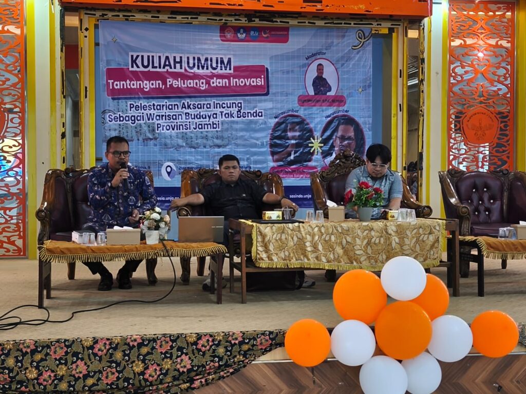 Yoga Mestika, M.Hum saat memimpin diskusi kuliah umum Aksara Incung